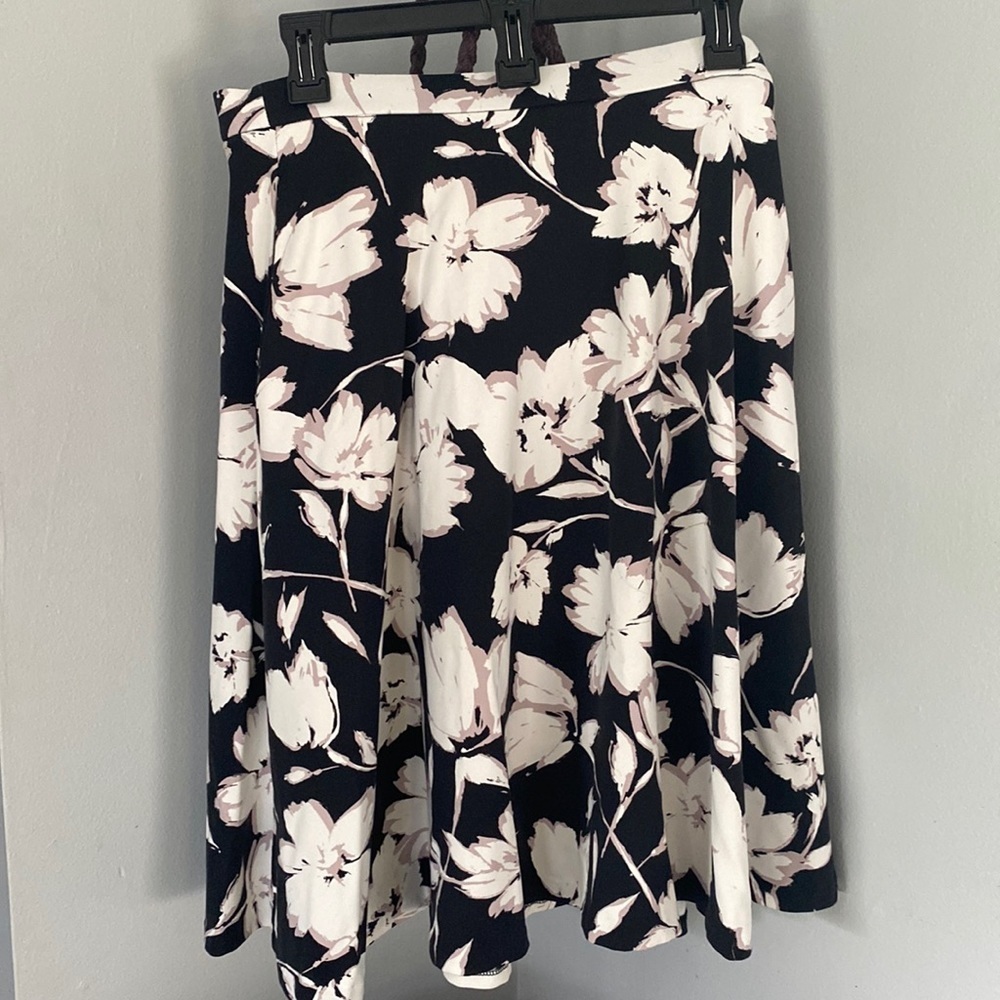 Adrienne Vittadini skirt with pockets- size small🍍D-2